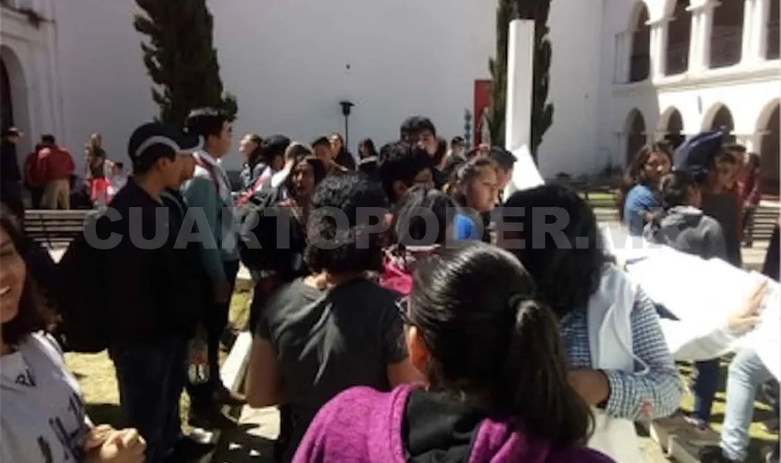 Universitarias realizan tendedero de denuncias