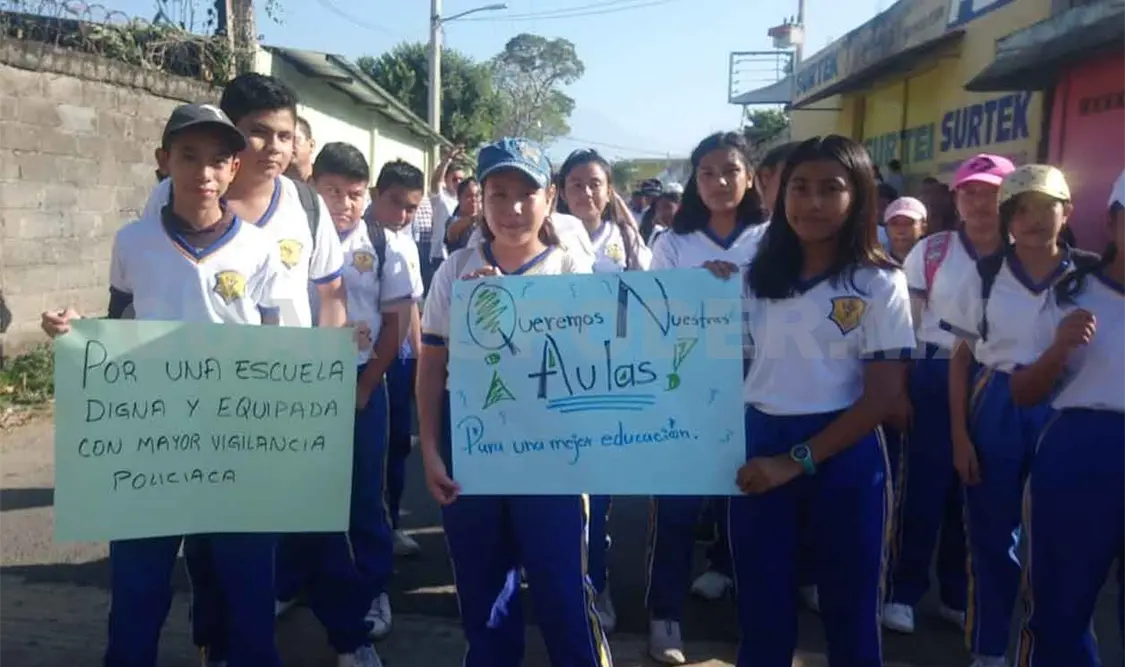Con marcha exigen terminar escuela afectada por sismo