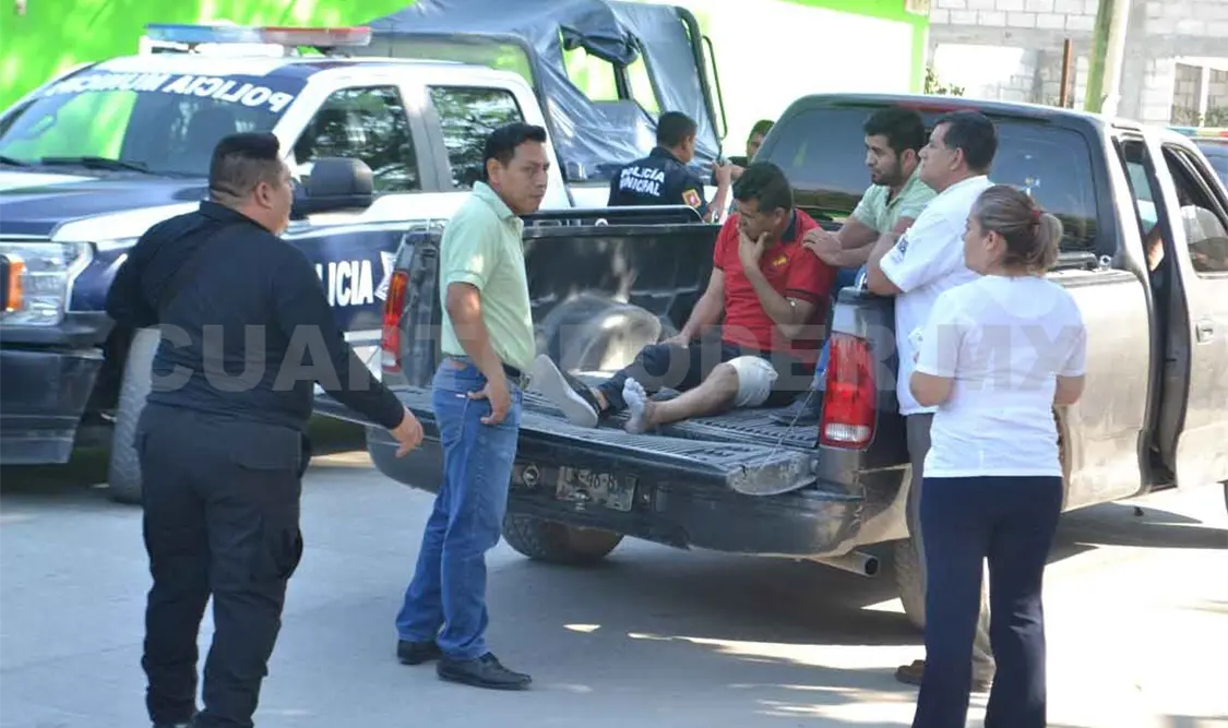 Balean a profesor en las afueras de una escuela