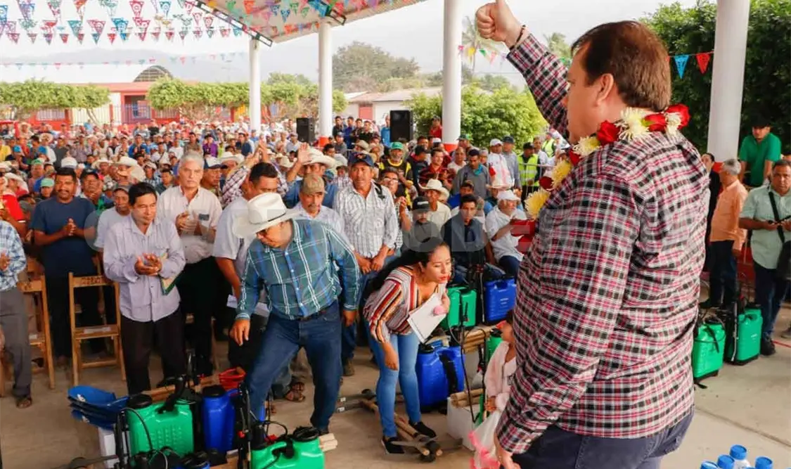 Beneficia alcalde a campesinos con 1,450 paquetes de insumos