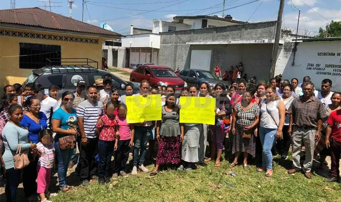 Protestan por falta de maestros en primaria