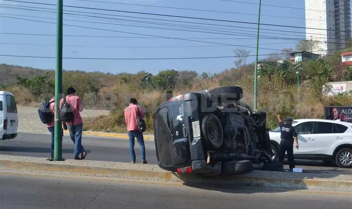 Jóvenes sobreviven en volcadura
