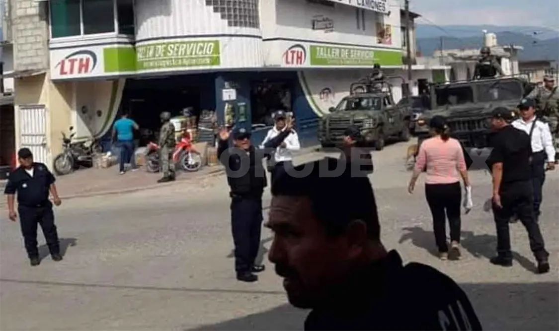 Levantan a oficial pero los detienen