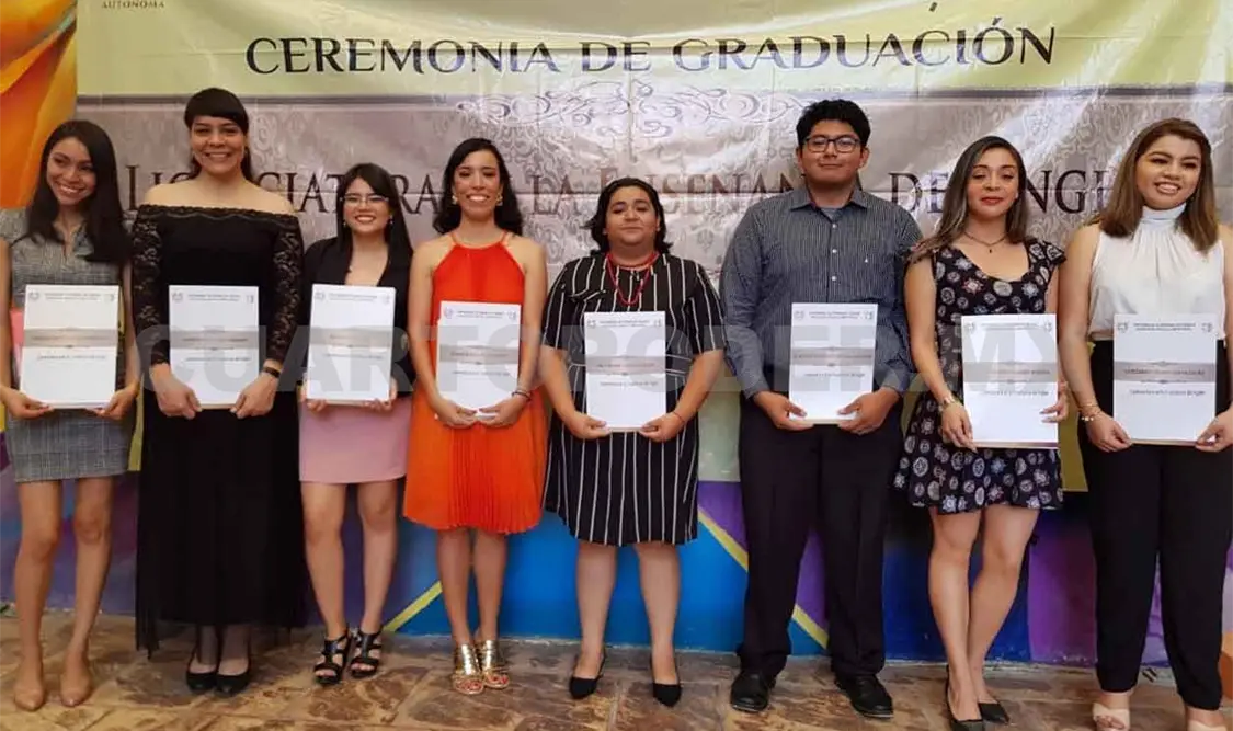 Se gradúan alumnos de la Facultad de Lenguas