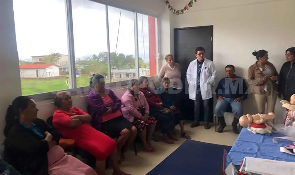 Benefician a municipio con entrega de una ambulancia