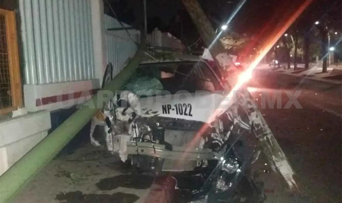Taxista derriba postes y abandona su unidad