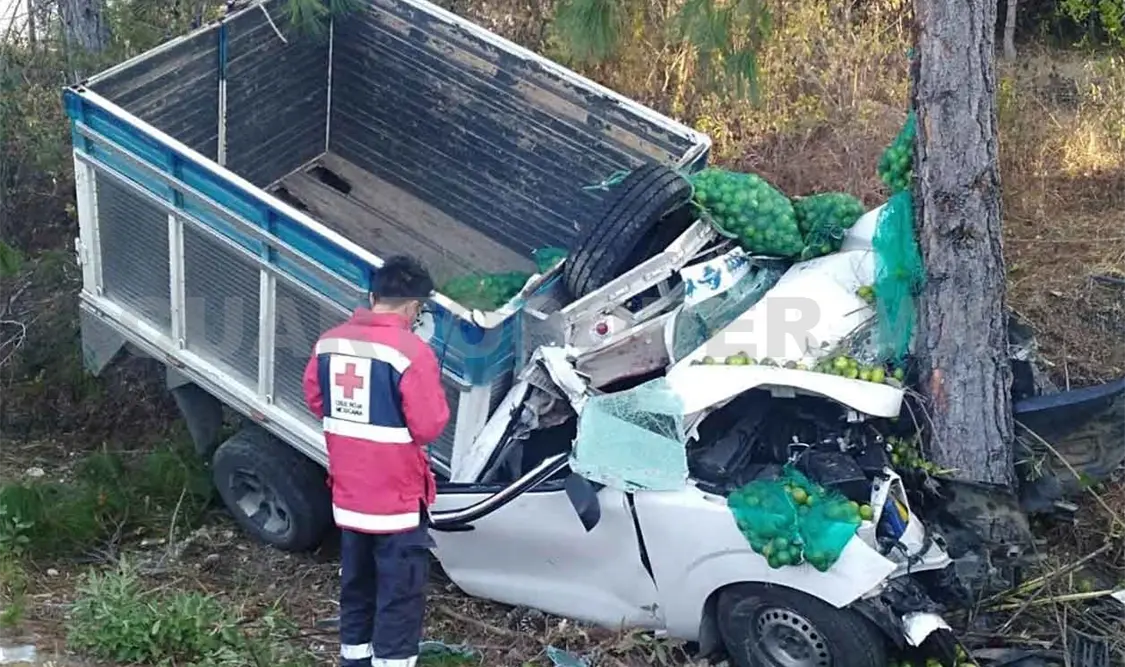 Fallece conductor prensado en su auto