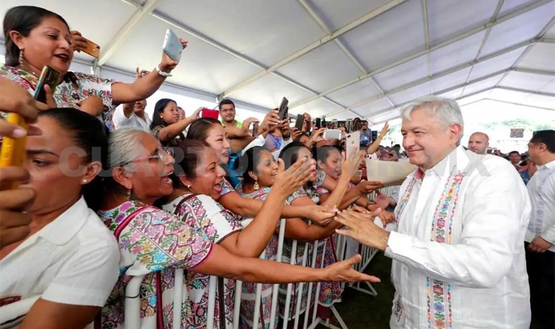 Andrés Manuel López Obrador tuvo un encuentro con las comunidades indígenas de Xochistlahuaca y estuvo acompañado del gobernador priista, Héctor Astudillo. Agencias