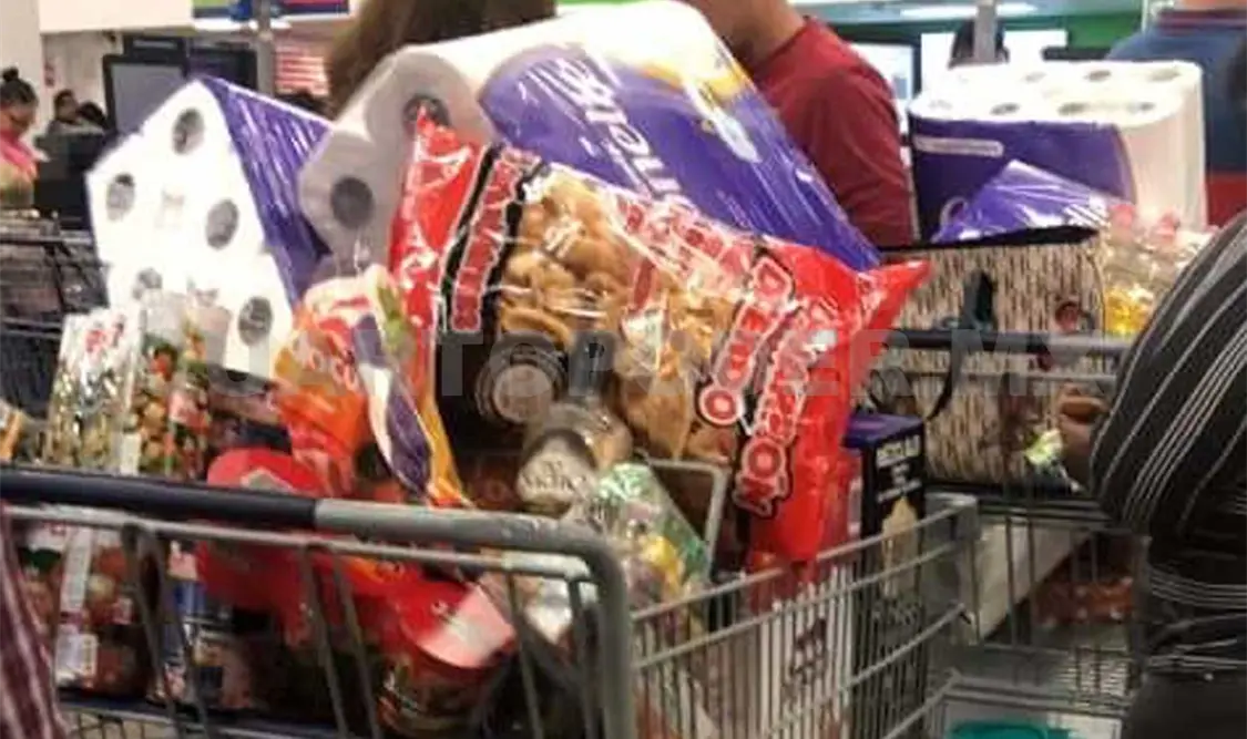 En establecimientos comerciales de la zona oriente de la ciudad, la población se volcó a comprar en grandes cantidades. CP