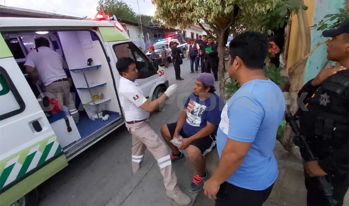 Elementos de la Policía Municipal resguardaron el lugar, mientras que los cuerpos de auxilio llevaban a cabo las atenciones prehospitalarias. Ulises López / CP
