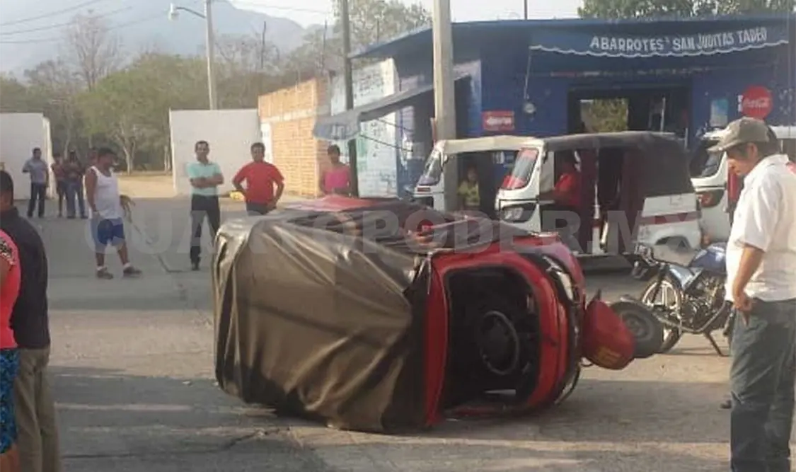 Encontronazo entre mototaxi y automóvil