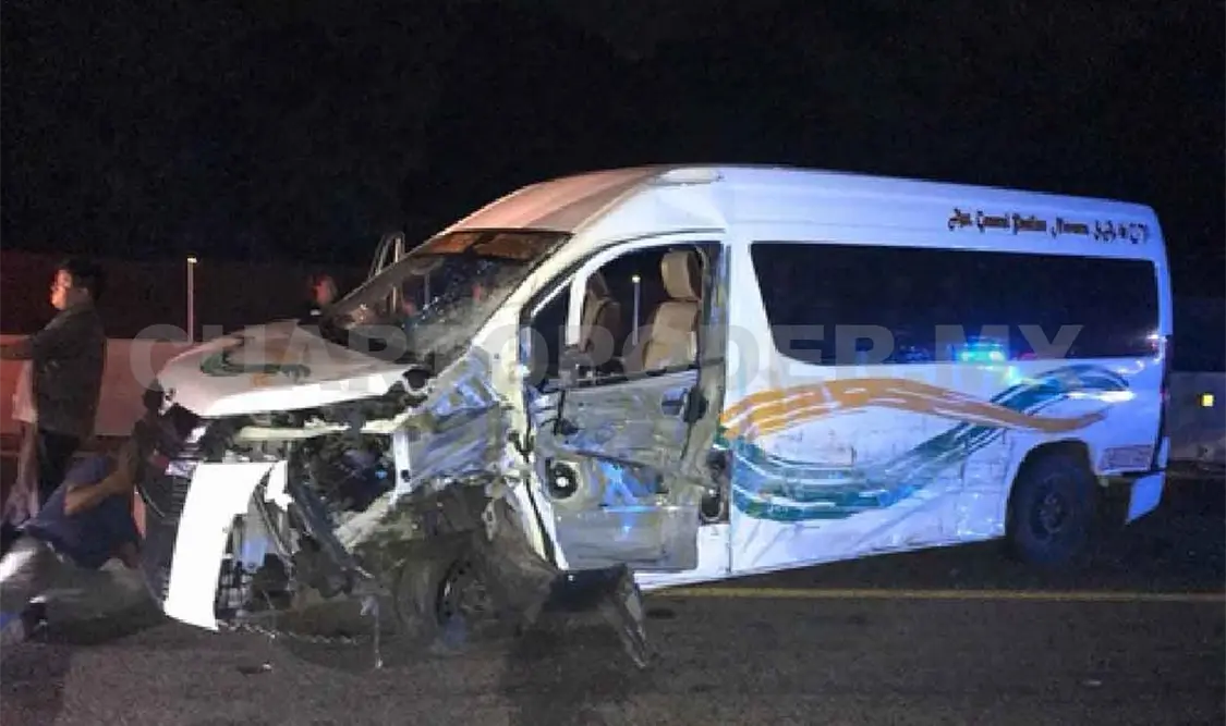Choque de Urvan y tráiler deja varios lesionados