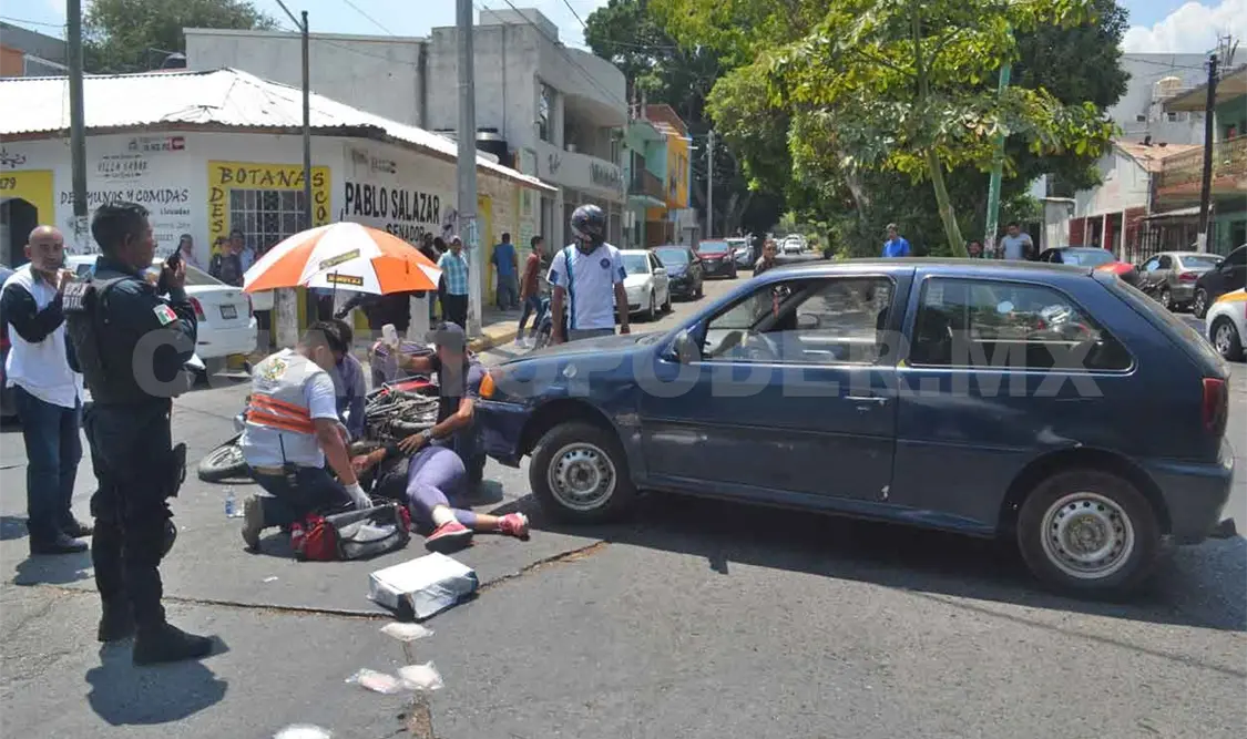 Embisten a joven motorista y sufre fractura expuesta