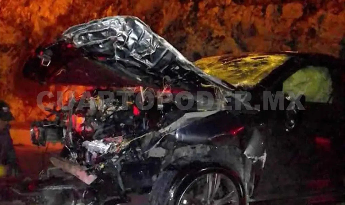 Cae auto sobre una casa; pasajeros sobreviven