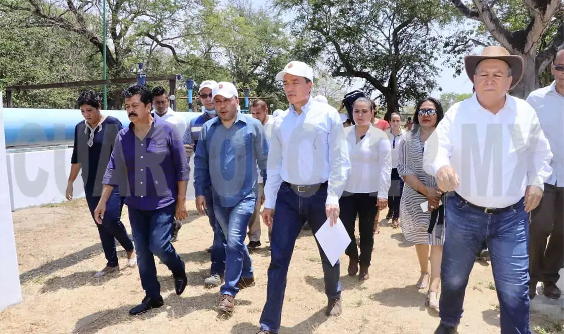 n MdeR / CP Al supervisar los trabajos de la Planta de Tratamiento de Aguas Residuales del municipio de Tonalá, el gobernador Rutilio Escandón Cadenas destacó que la mejor política es la de trabajar e invertir en el bienestar de la gente, como se hace con esta obra hidráulica que favorecerá los cuidados de la salud y del medio ambiente.