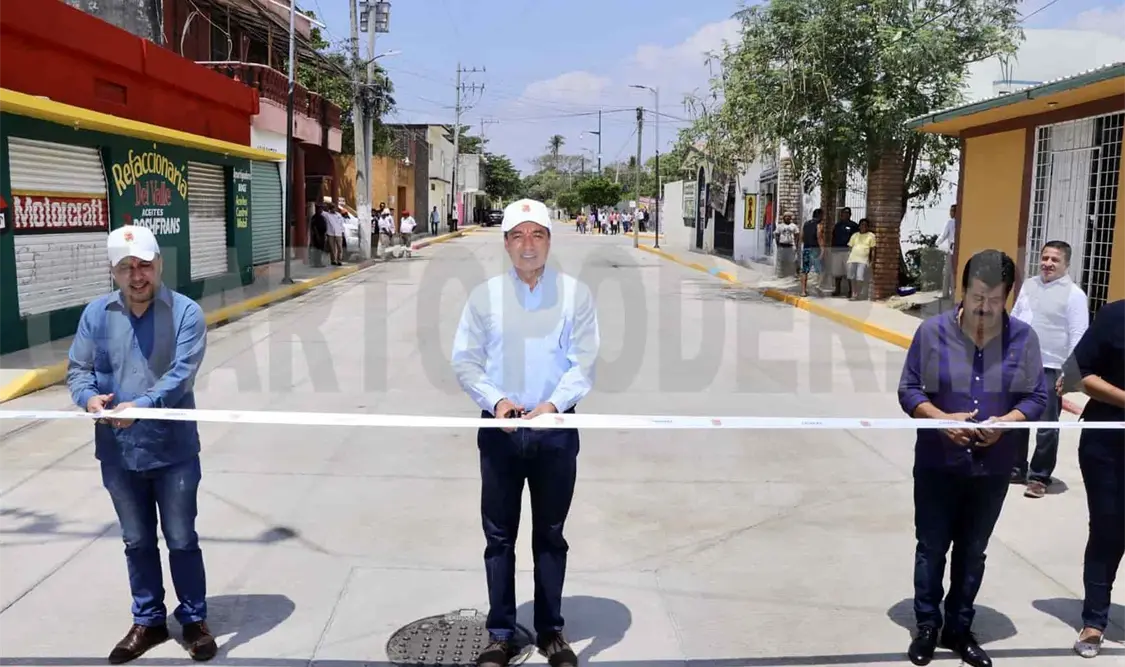 El gobernador inauguró vialidades con obras inducidas como drenaje, tomas de agua potable, descargas domiciliarias, banquetas y luminarias. CP