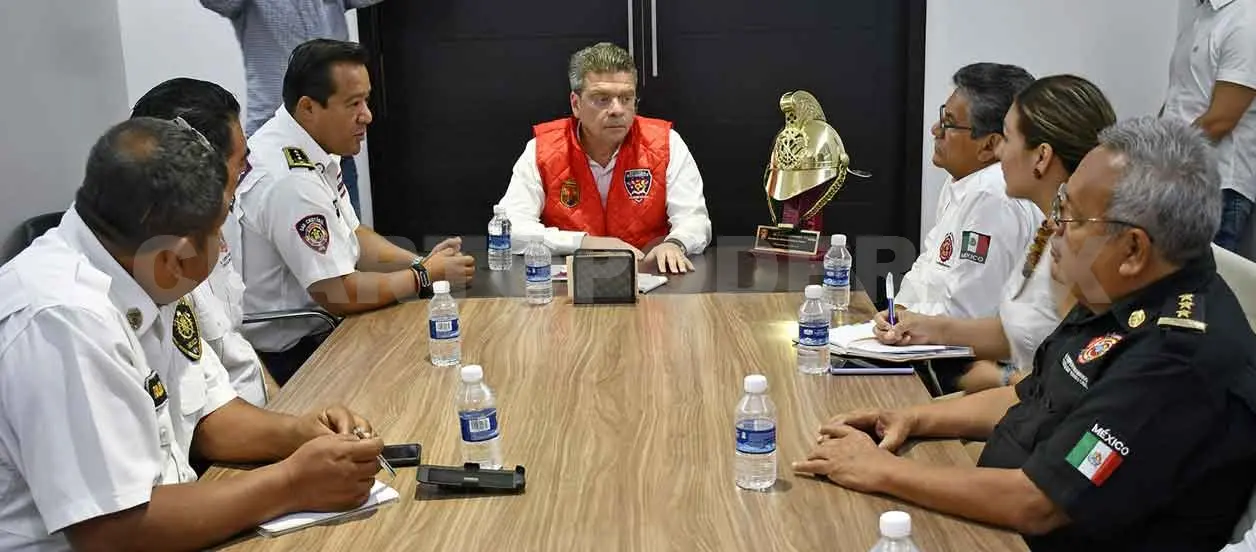 Recibe Ismael Brito a personal del Instituto de Bomberos