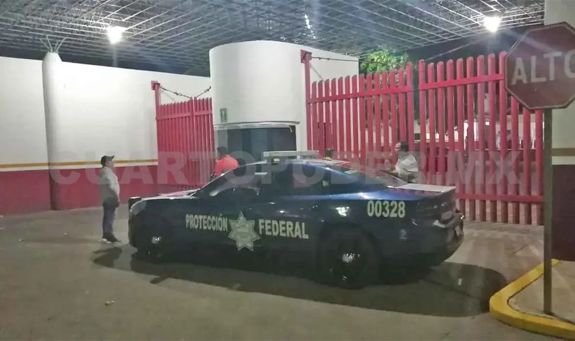 Buscan deportar a migrantes; se amotinan