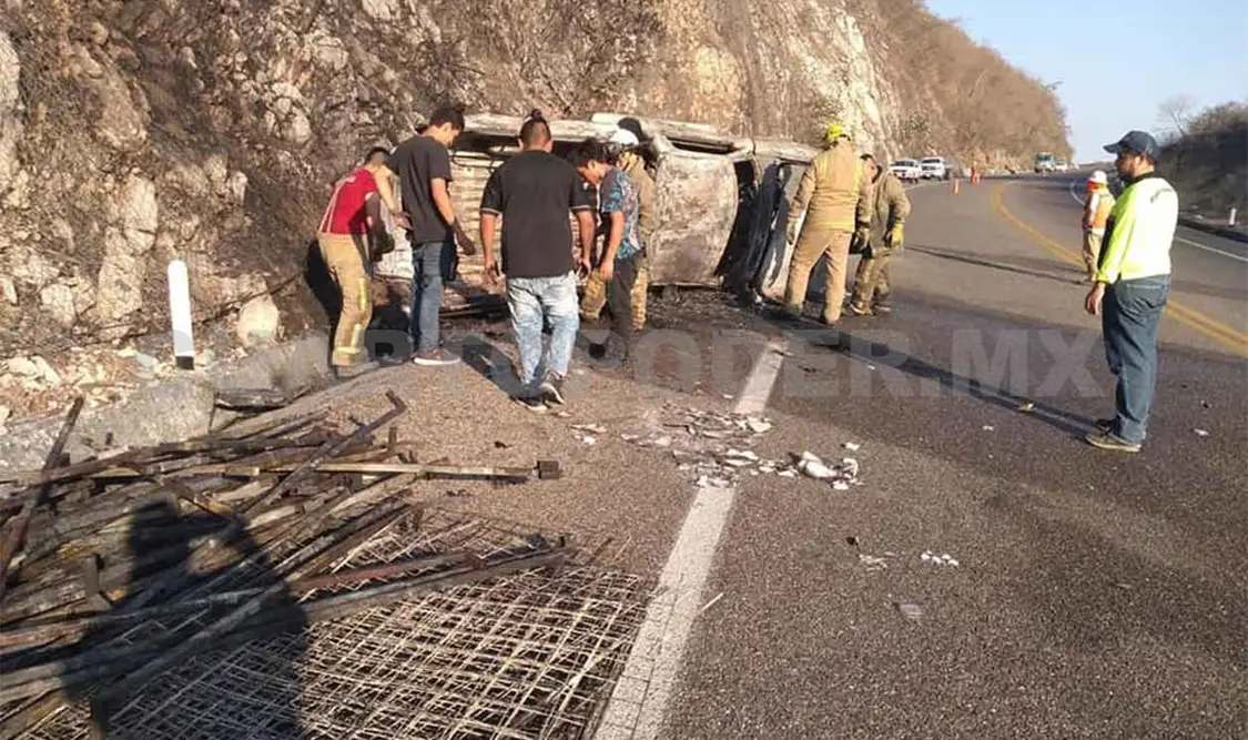 Vuelca y se incendia en la autopista; tres lesionados