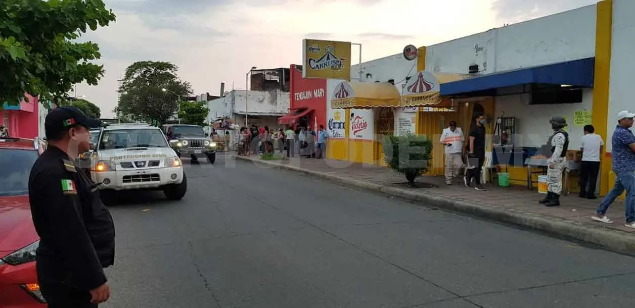 Policias realizan operativo para evitar saqueos