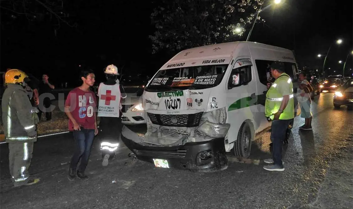 Seis lesionados en choque de colectivo y camioneta