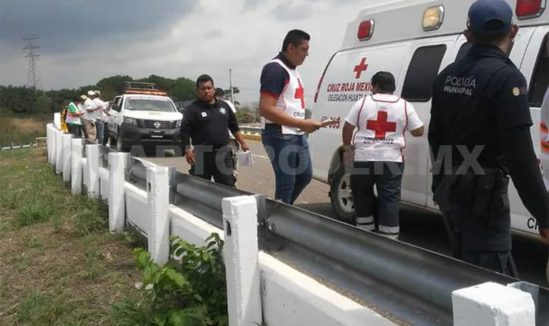 Jóvenes motoristas son arrollados en la Costera