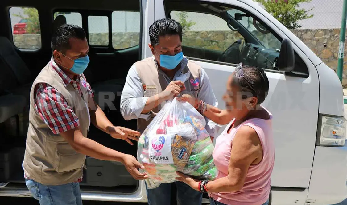 Entrega despensas a 300 adultos mayores
