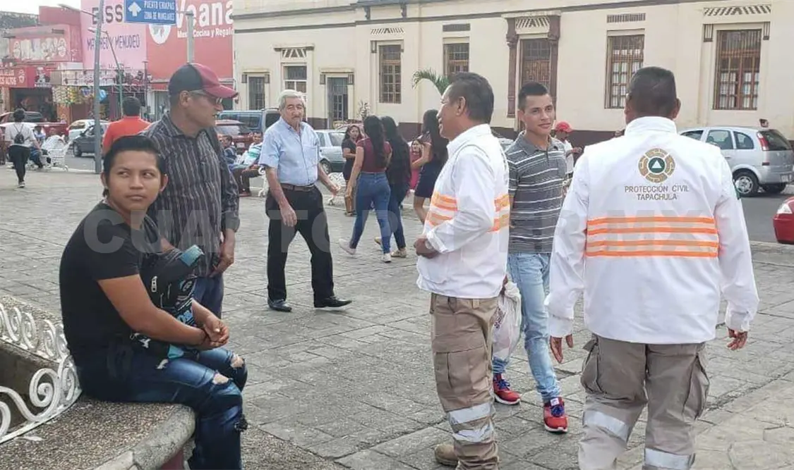Conforme a los protocolos, realiza Protección Civil recorrido disuasivo en parque central de la ciudad para exhortar a la población a retirarse a sus casas. CP