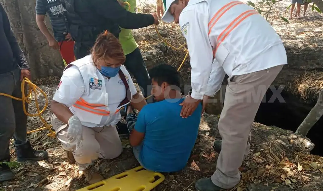 Paramédicos de Protección Civil Municipal lograron rescatar con vida al sujeto que pasó la noche en el interior del hueco. José Ortega / CP