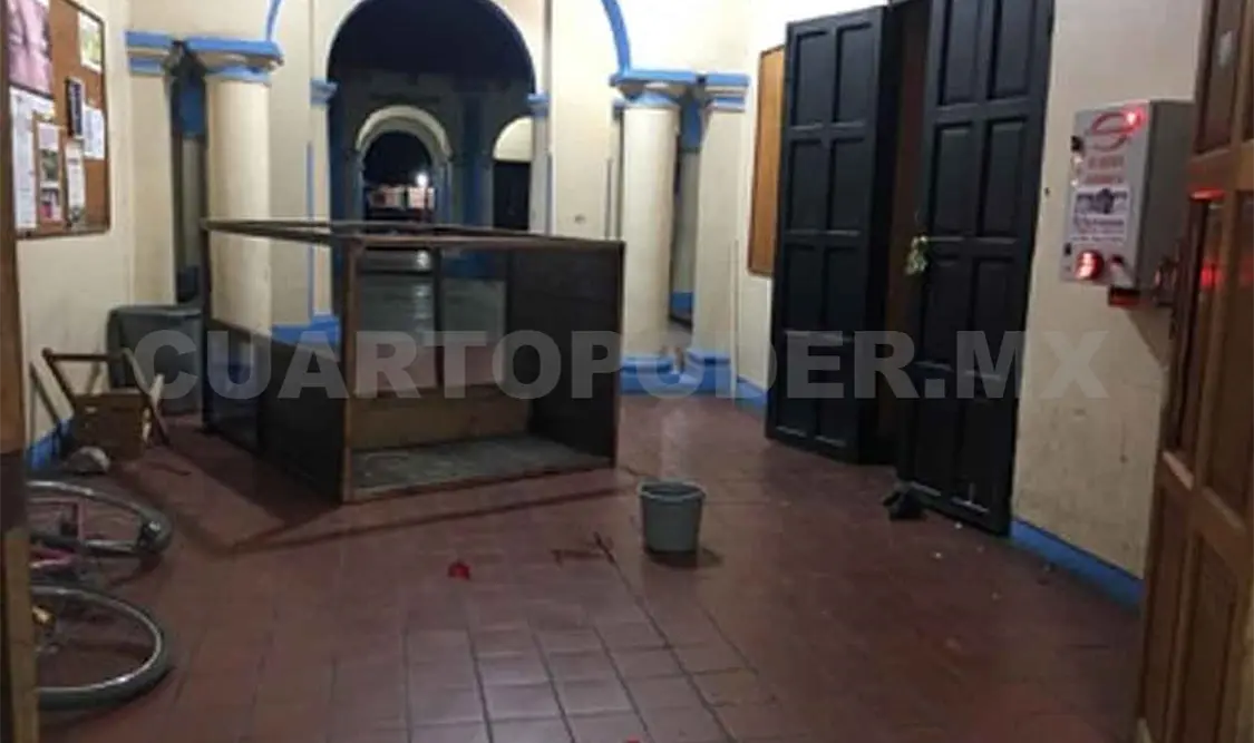 Causan destrozos en presidencia de Teopisca