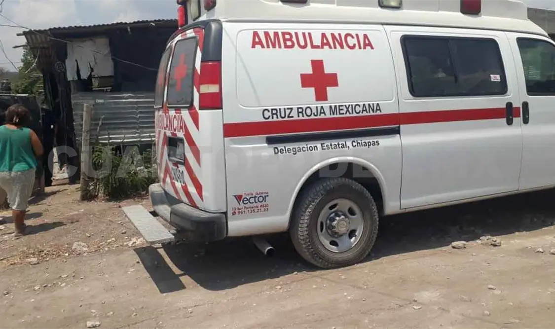Se rompe las costillas tras caer del techo de su casa