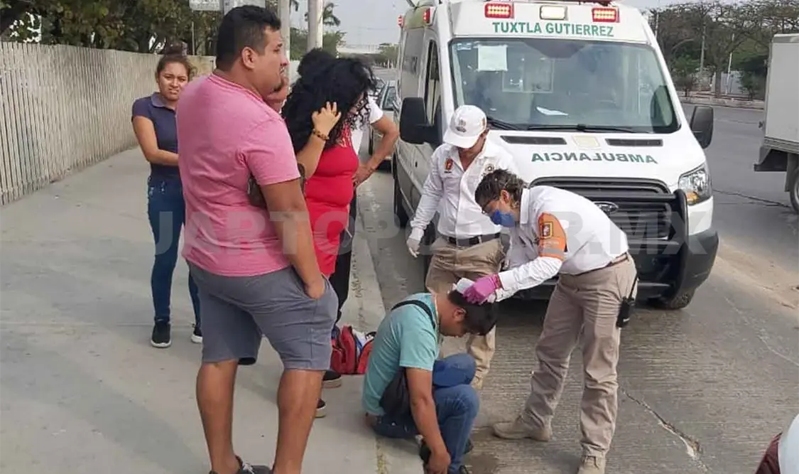 Motociclista arrolla a peatón: ambos son hospitalizados