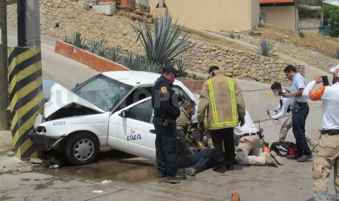 Muere conductor de Tsuru al estrellarse en un poste de CFE