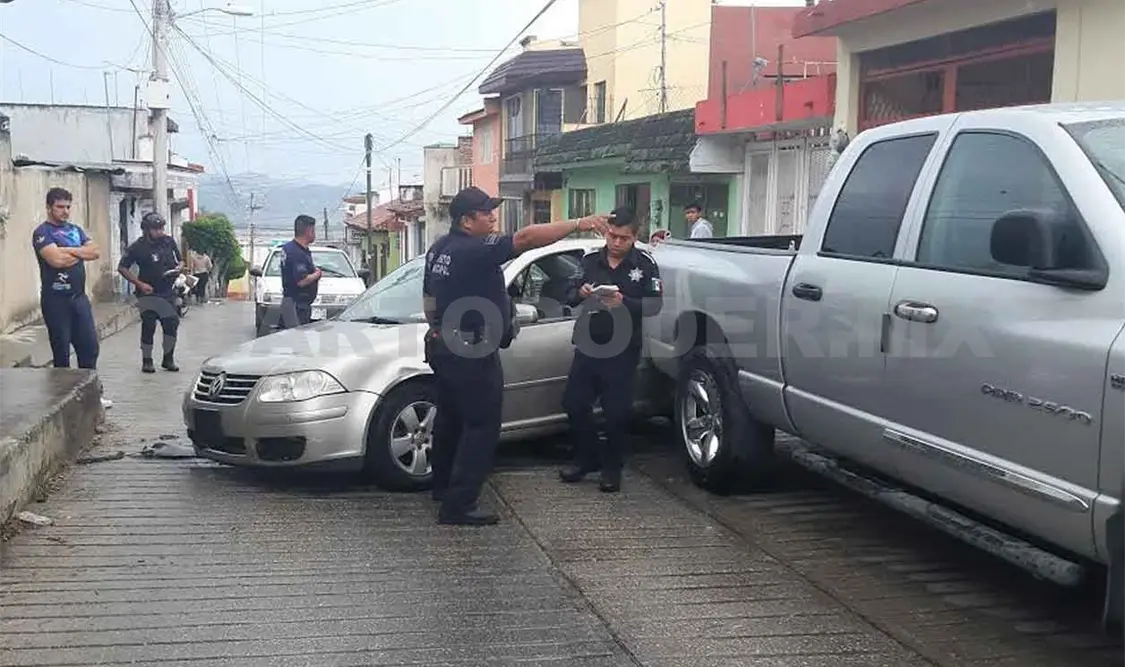 Ebrio provocó destrozos al perder el control de su auto