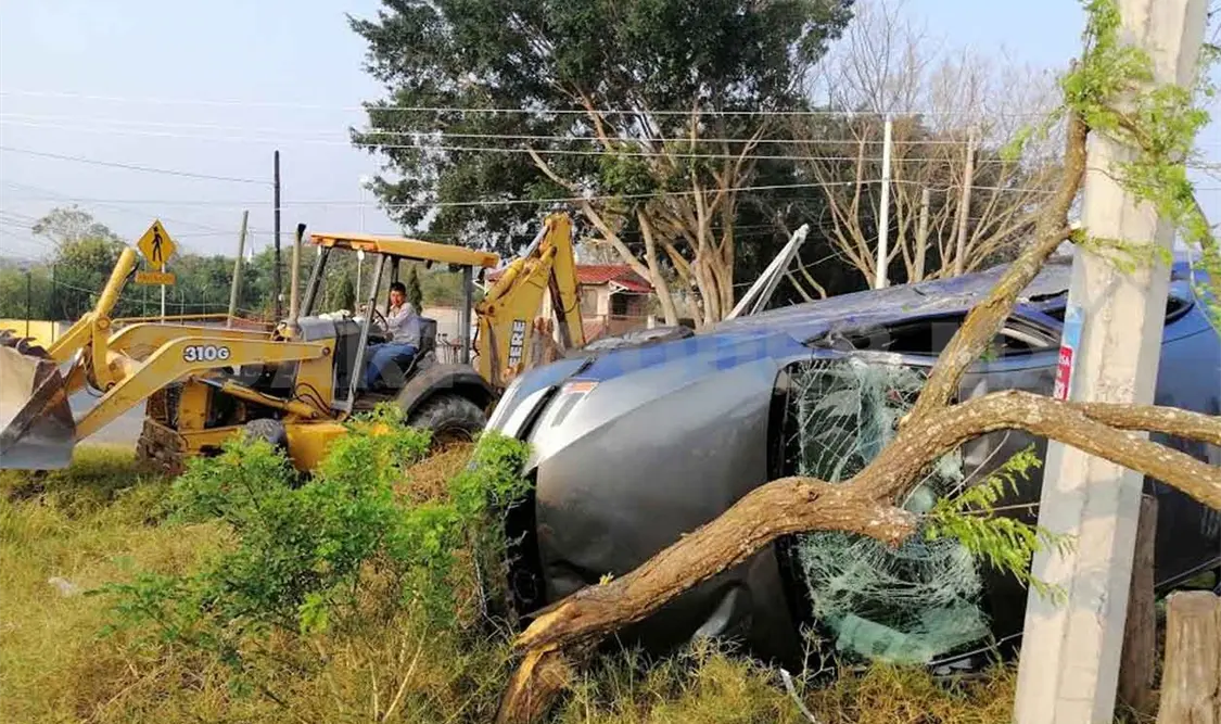 Destroza su automóvil y termina hospitalizado