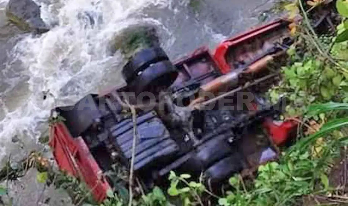 Muere al caer con camioneta a un río