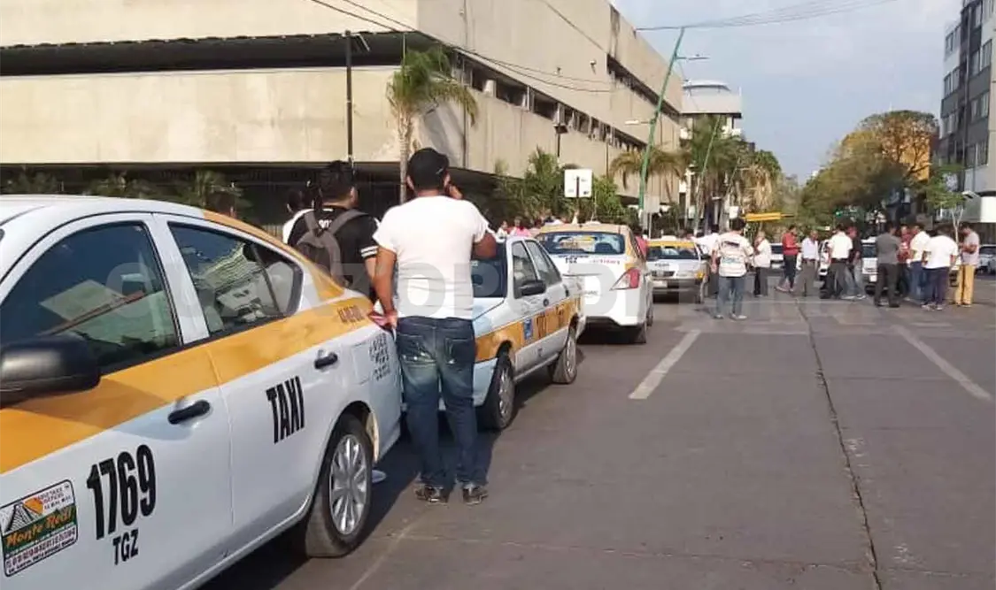 Taxistas tapan la avenida Central para pedir apoyo