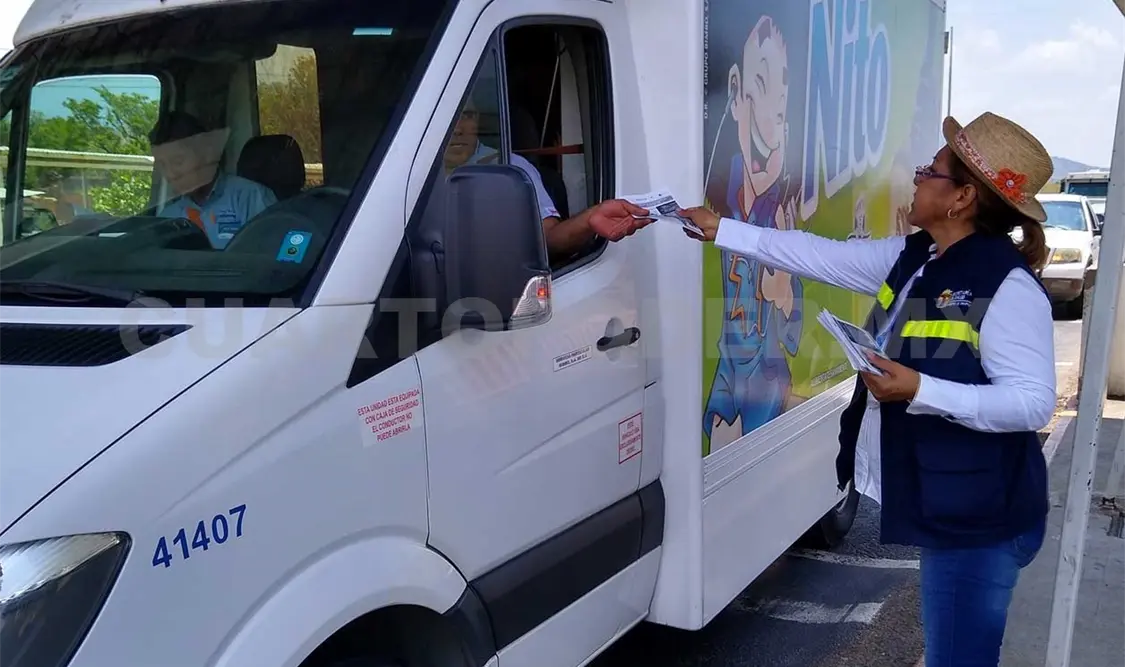 En el operativo se entrega a los automovilistas información preventiva de cómo prevenir y llevar la cuarentena ante el coronavirus. Noel Vázquez / CP