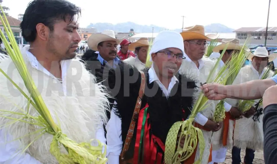 Juan Shilón realizó junto con autoridades tradicionales actividades religiosas en la iglesia de San Juan Bautista. Cortesía