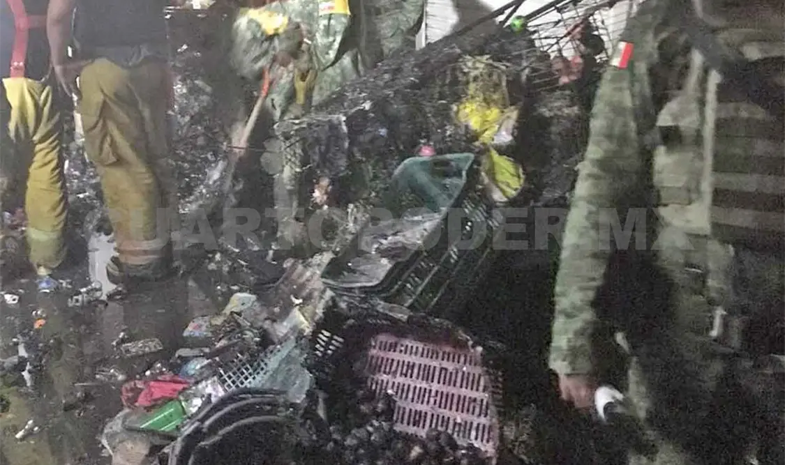 Locales en mercado San Juan reducidos a cenizas por incendio