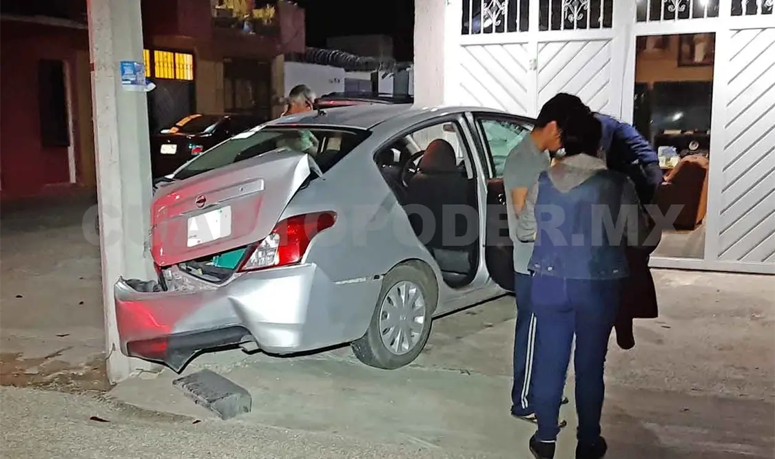 Auto se impacta contra casa y poste