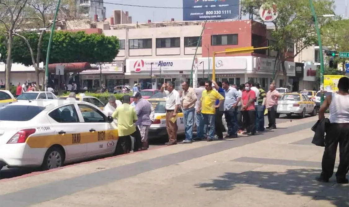 Taxistas insisten en lograr apoyos oficiales