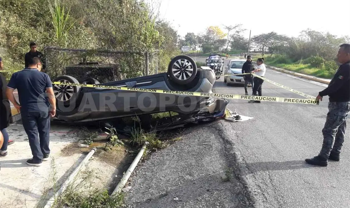 Dos lesionados en aparatosa volcadura
