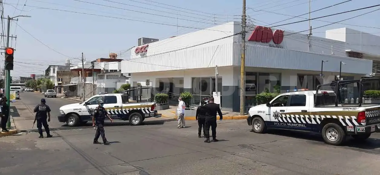 Sufre desmayo en terminal; temen que sea Covid-19