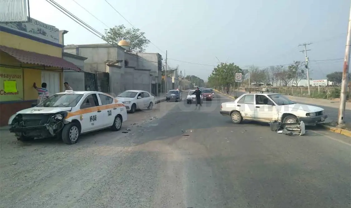 Fuerte accidente de taxi y vehículo particular
