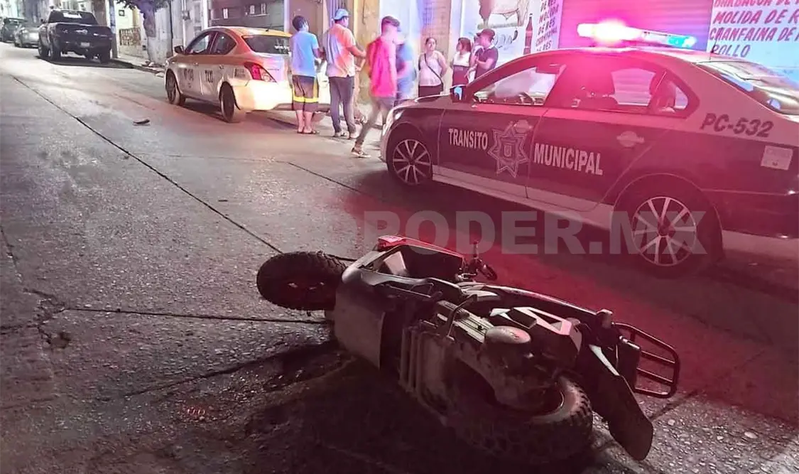 Se estrella contra un taxi en cruce de uno por uno