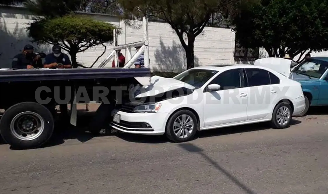Conductor pierde el control y se estrella en vehículos