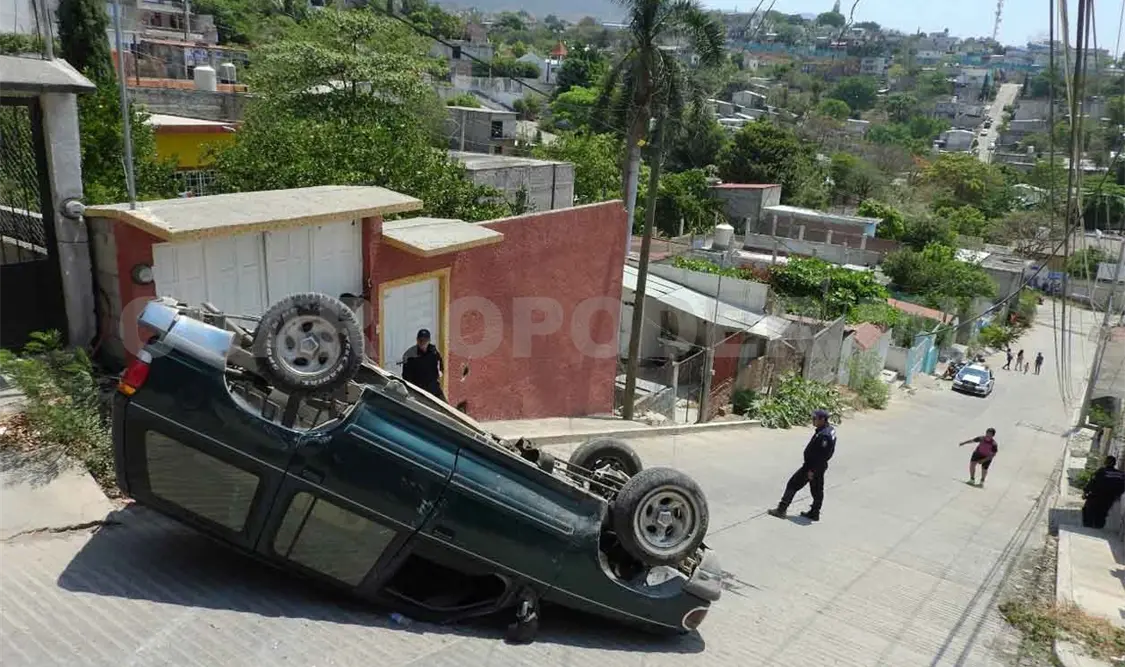 Vuelca camioneta familiar por presunta falla mecánica