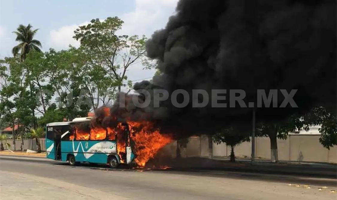 Microbús quedó reducido a cenizas al incendiarse