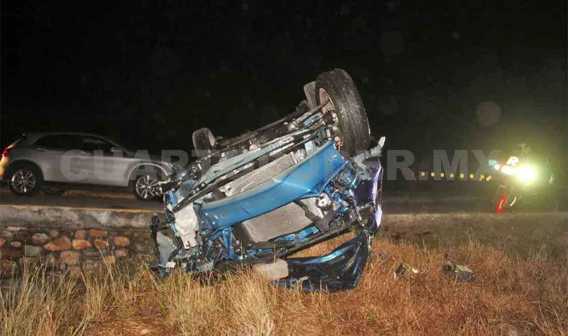Sobrevive a mortal volcadura sobre la carretera Costera